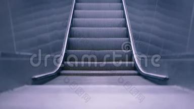 行人过路扶梯无人通行.. 在机场自动上楼梯。
